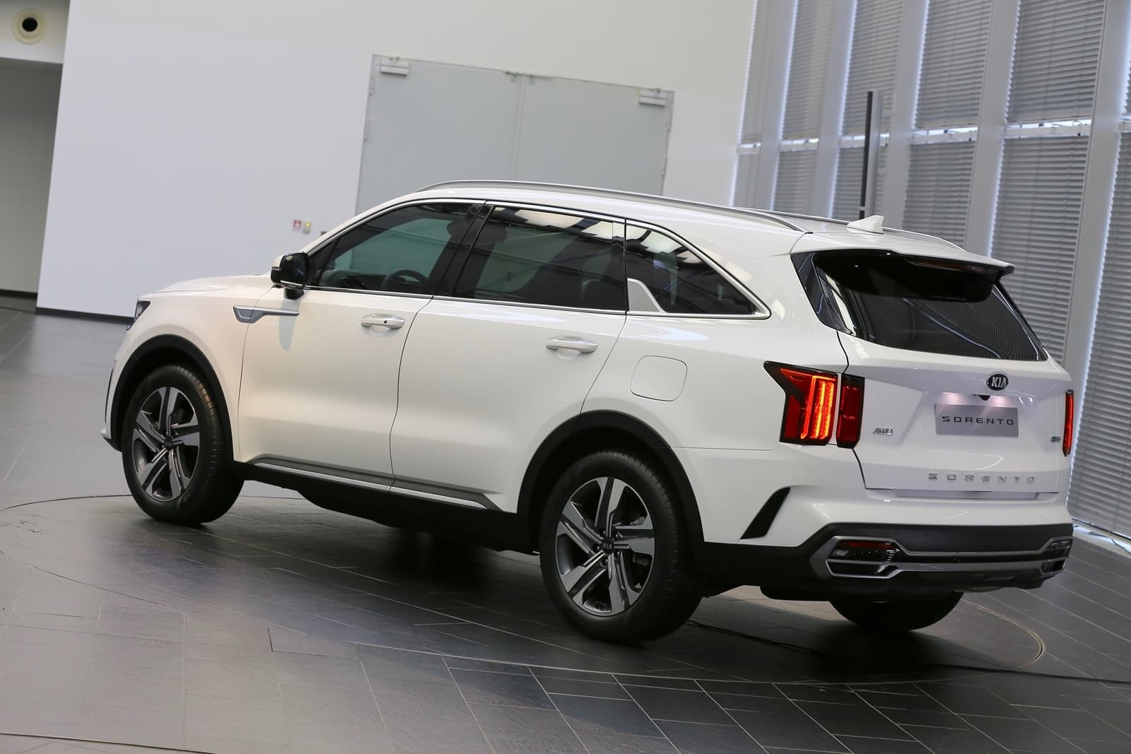 Vista trasera y lateral del Kia Sorento, mostrando su linea y diseño robusto.