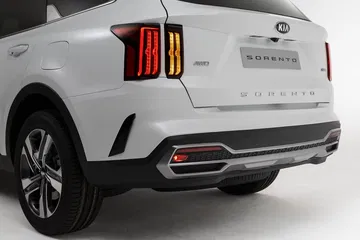 Imponente diseño de la sección trasera del Kia Sorento, destacando sus ópticas y escapes.