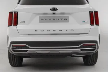 Vista trasera del Kia Sorento destacando sus pilotos y diseño de parachoques.