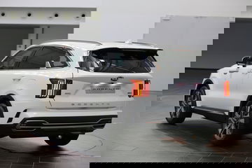 Vista trasera y lateral del Kia Sorento que resalta su diseño robusto.