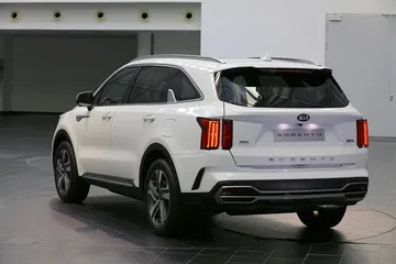 Vista trasera lateral que muestra el diseño y líneas del Kia Sorento.