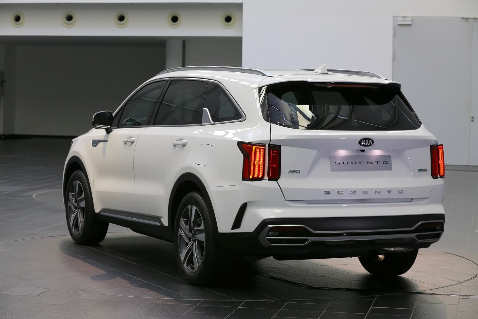 Vista trasera lateral que muestra el diseño y líneas del Kia Sorento.