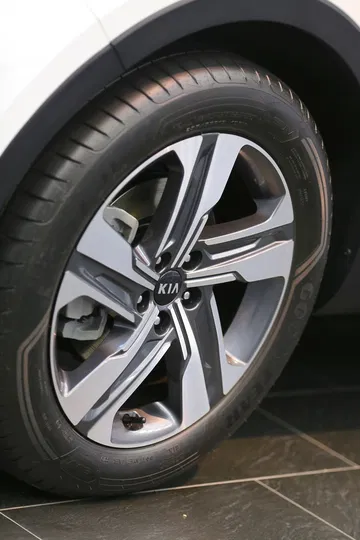 Vista cercana de la llanta de aleación con diseño moderno del Kia Sorento.