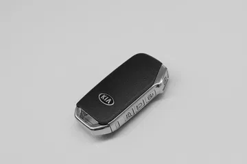 Vista de la llave inalámbrica del Kia Sorento, con el distintivo logo de la marca