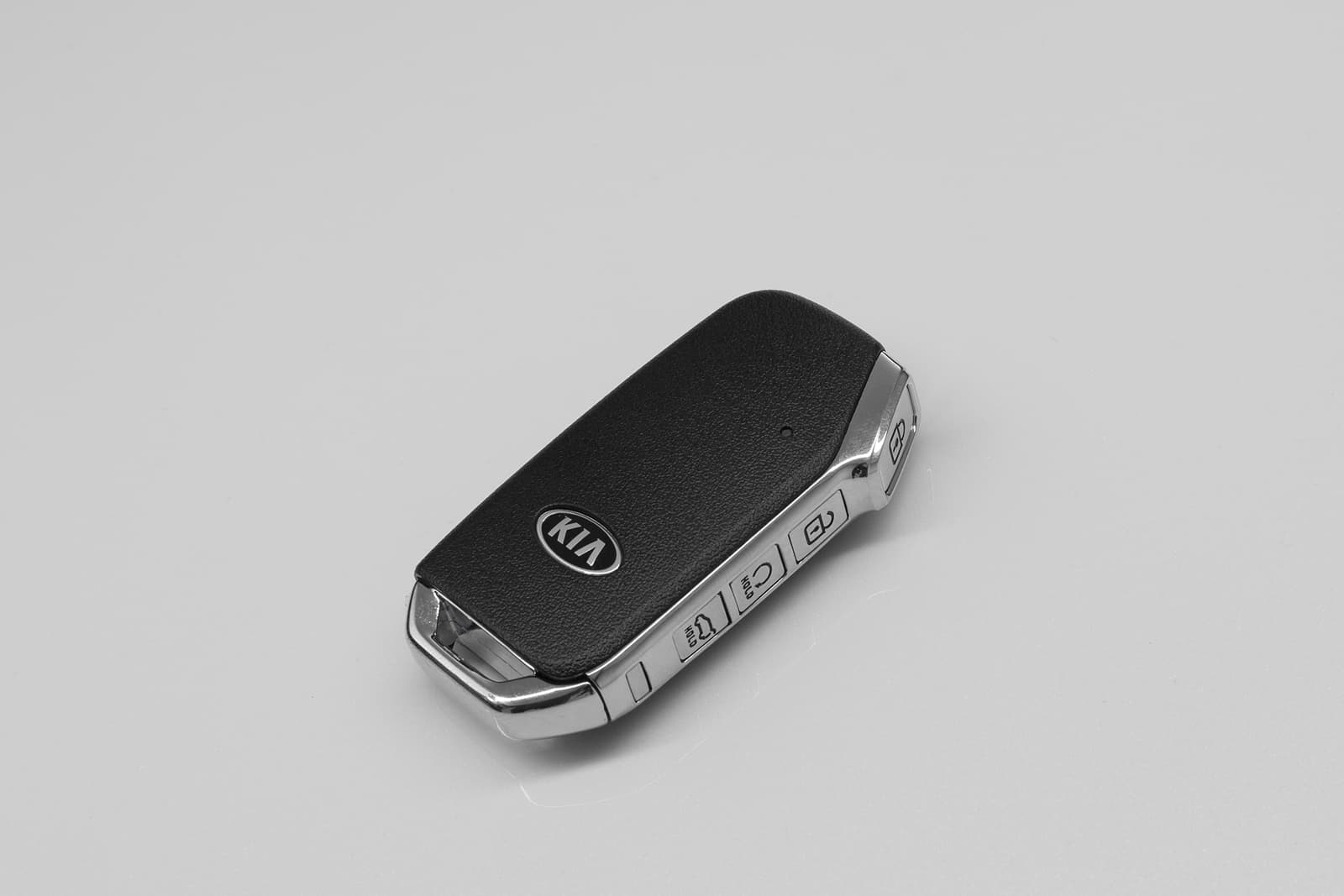 Vista de la llave inalámbrica del Kia Sorento, con el distintivo logo de la marca