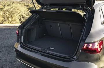 Vista del maletero del Audi A3 Sportback 2020, amplio y con acabados de calidad.