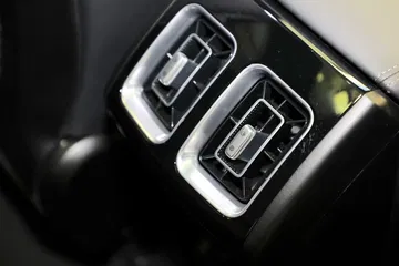Mando de luces automáticas integrado en el volante del Kia Sorento.
