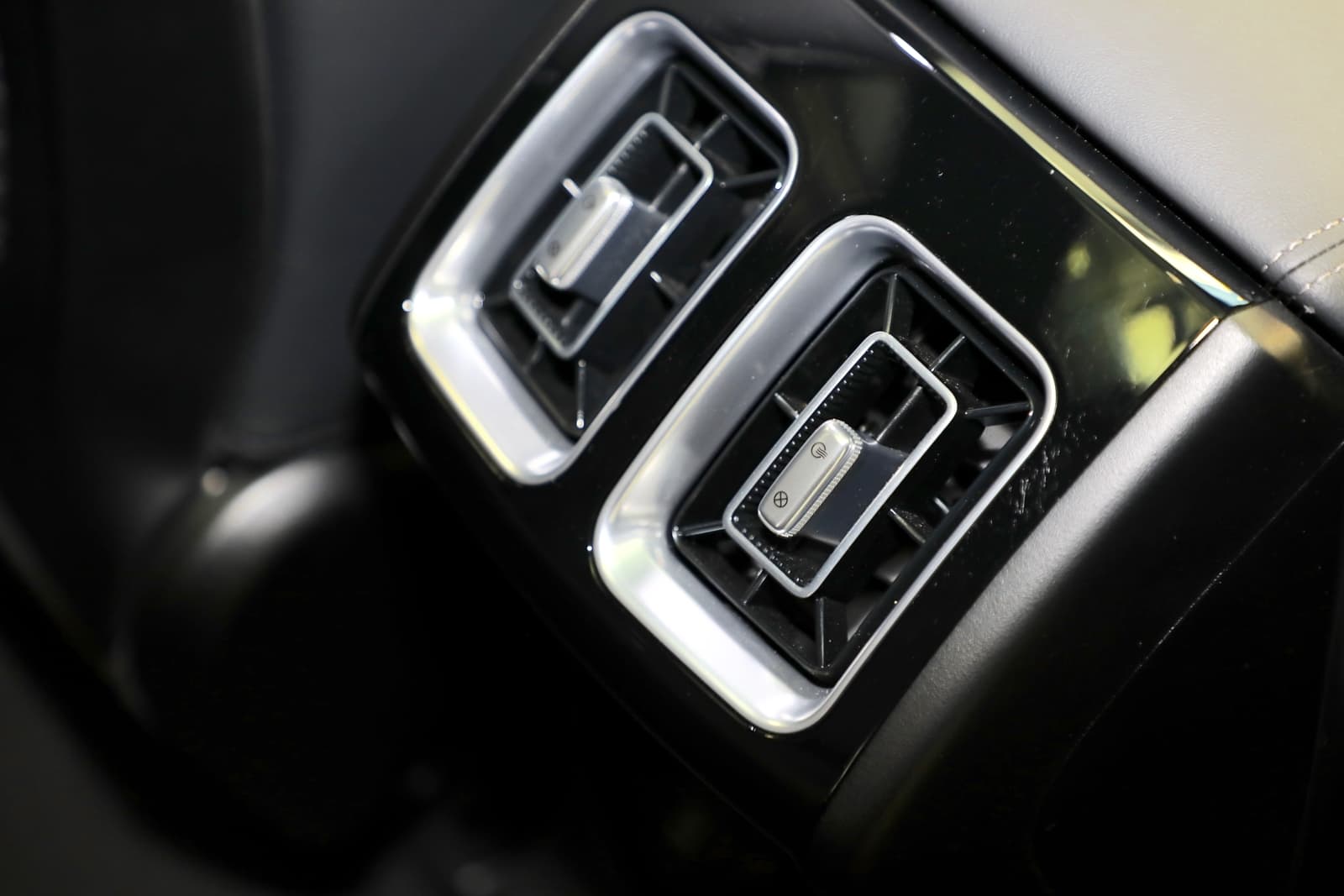 Mando de luces automáticas integrado en el volante del Kia Sorento.