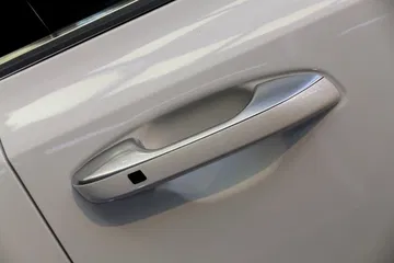 Manilla de puerta cromada del Kia Sorento, detalle minimalista y elegante.
