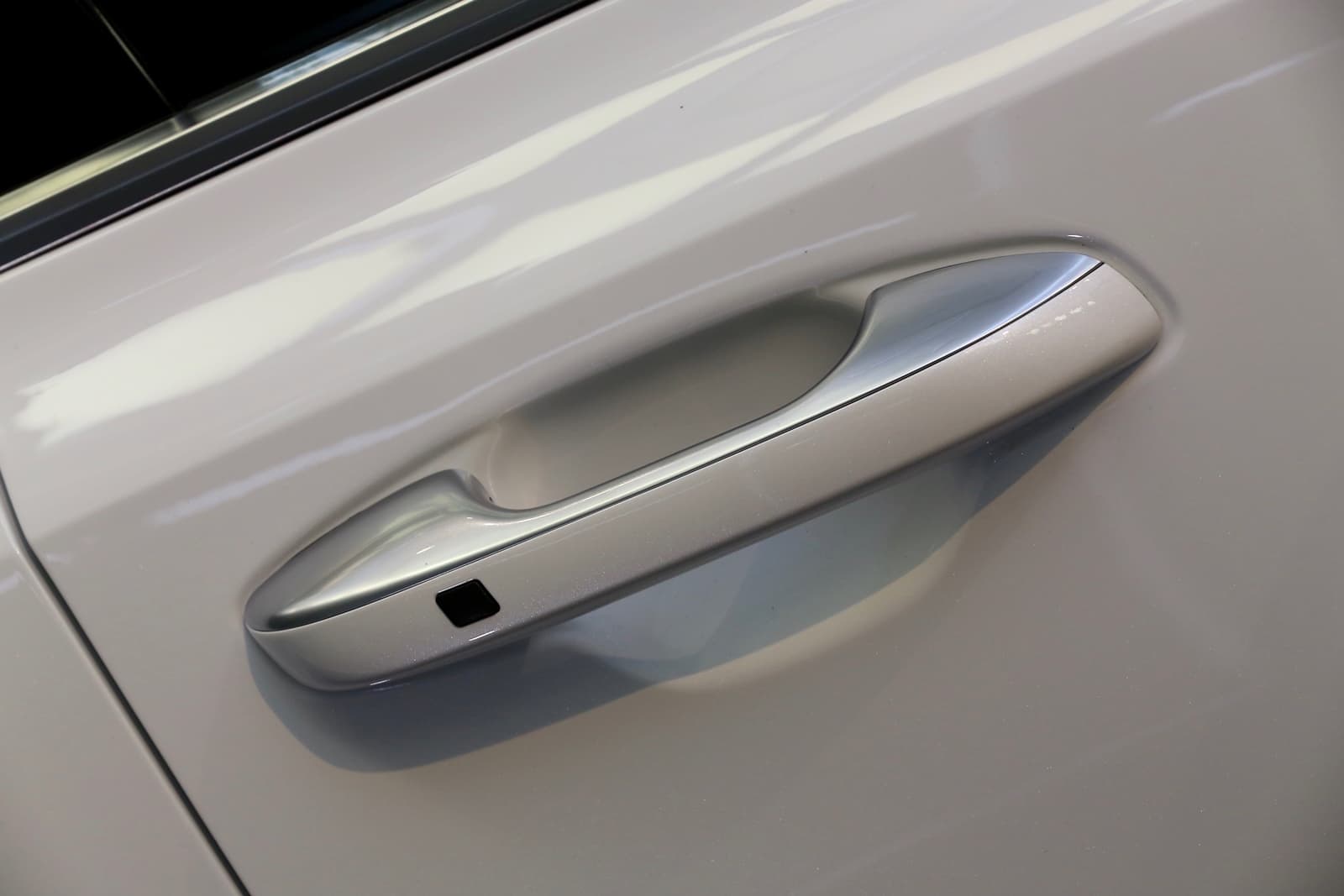 Manilla de puerta cromada del Kia Sorento, detalle minimalista y elegante.