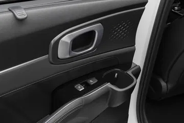 Vista del panel de la puerta lateral del Kia Sorento con controles y acabados.
