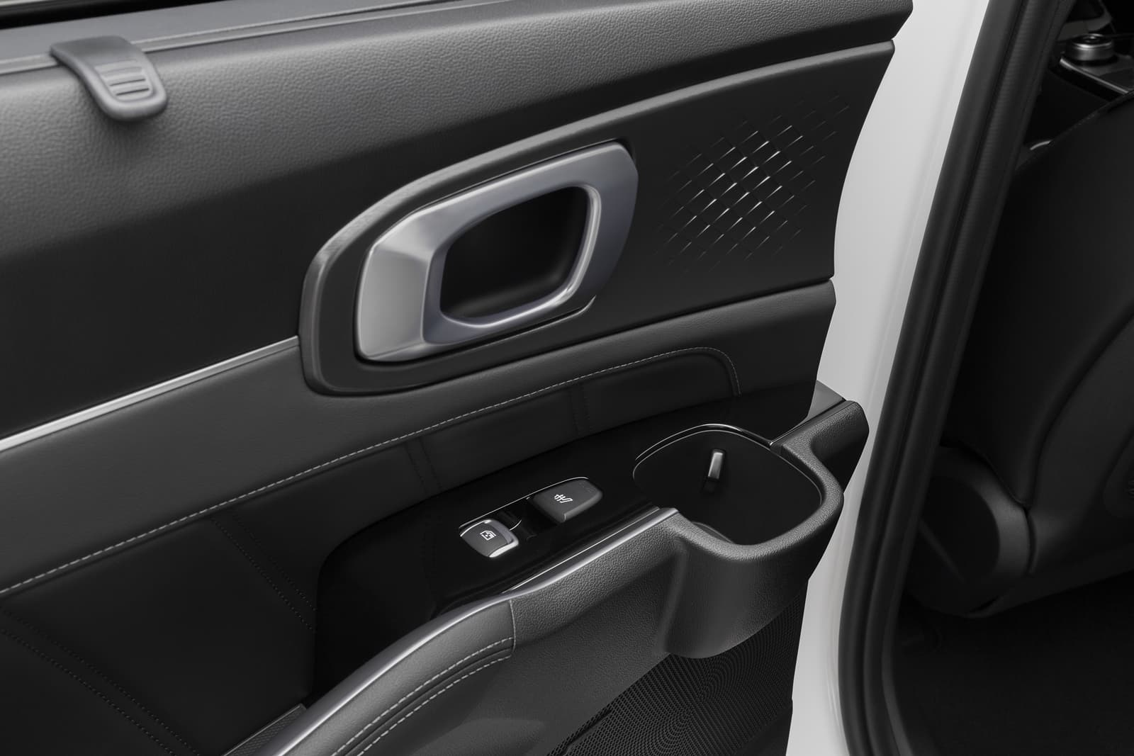 Vista del panel de la puerta lateral del Kia Sorento con controles y acabados.