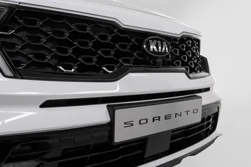 Vista en detalle de la parrilla frontal del Kia Sorento, destacando su diseño distintivo.