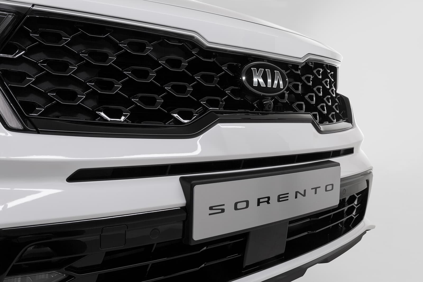 Vista en detalle de la parrilla frontal del Kia Sorento, destacando su diseño distintivo.
