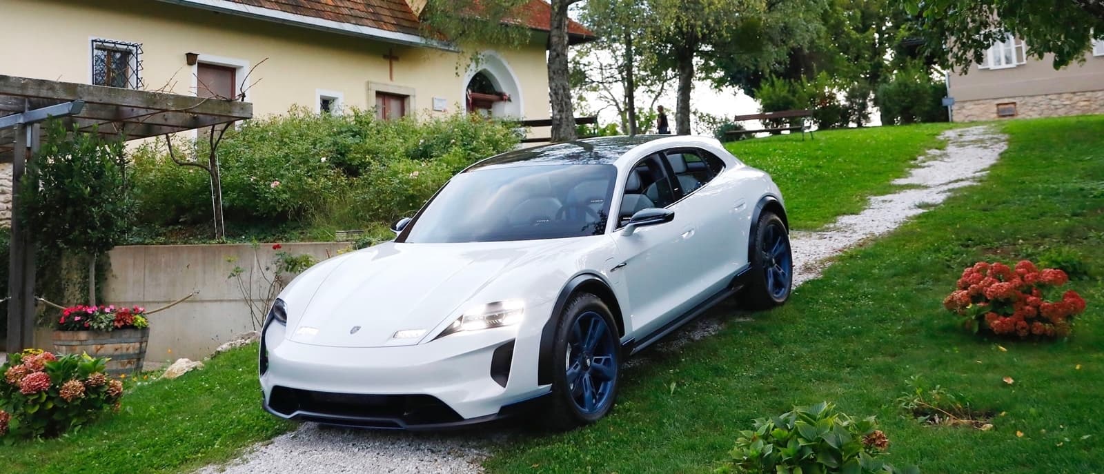 Porsche Mission E Cross Turismo 0320 013