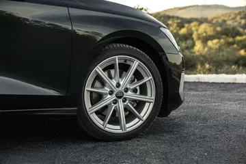 Vista en detalle de la rueda y llanta de aleación del Audi A3 Sportback.
