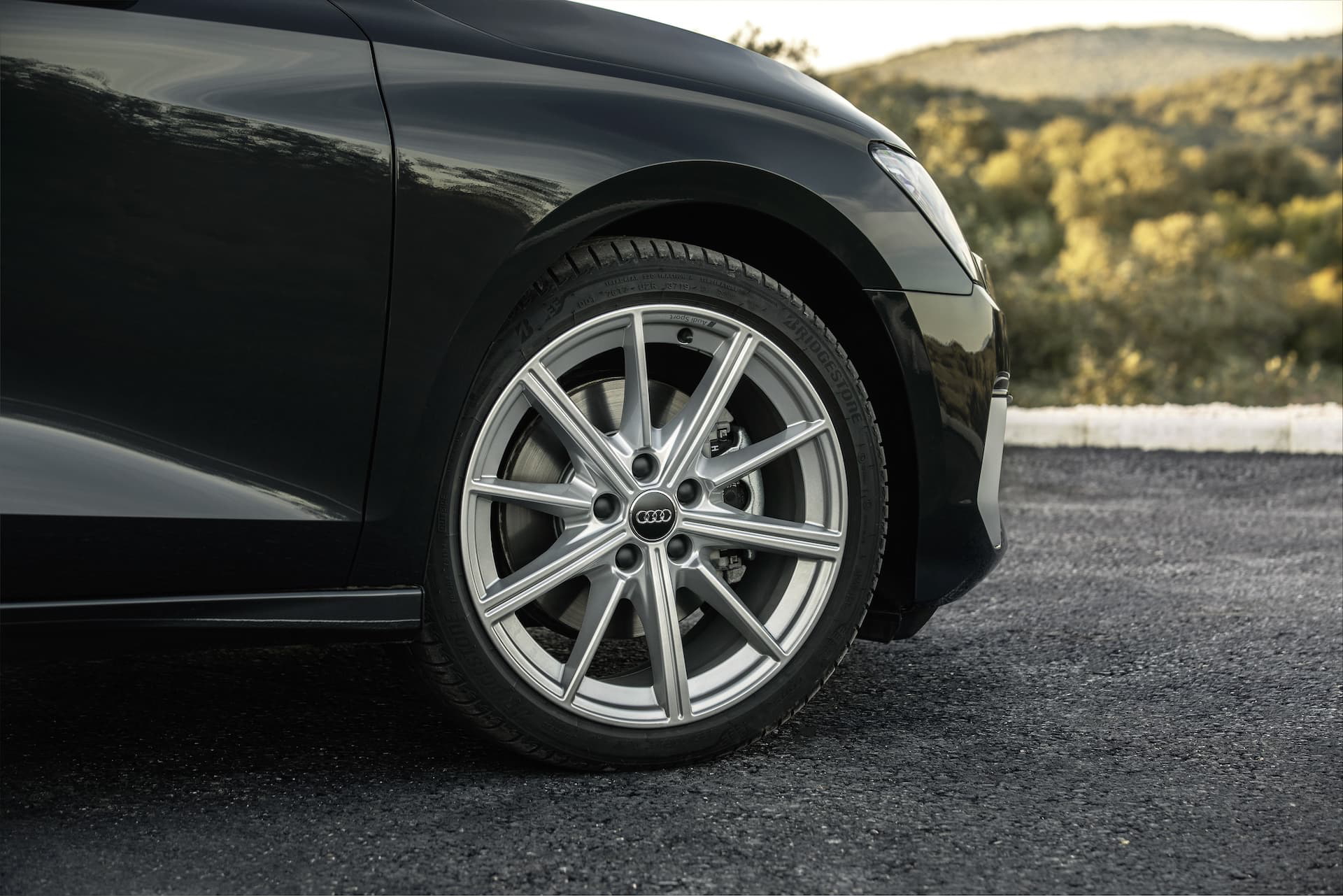 Vista en detalle de la rueda y llanta de aleación del Audi A3 Sportback.