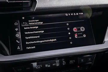 Pantalla táctil MMI del Audi A3 con menú de configuración visible.