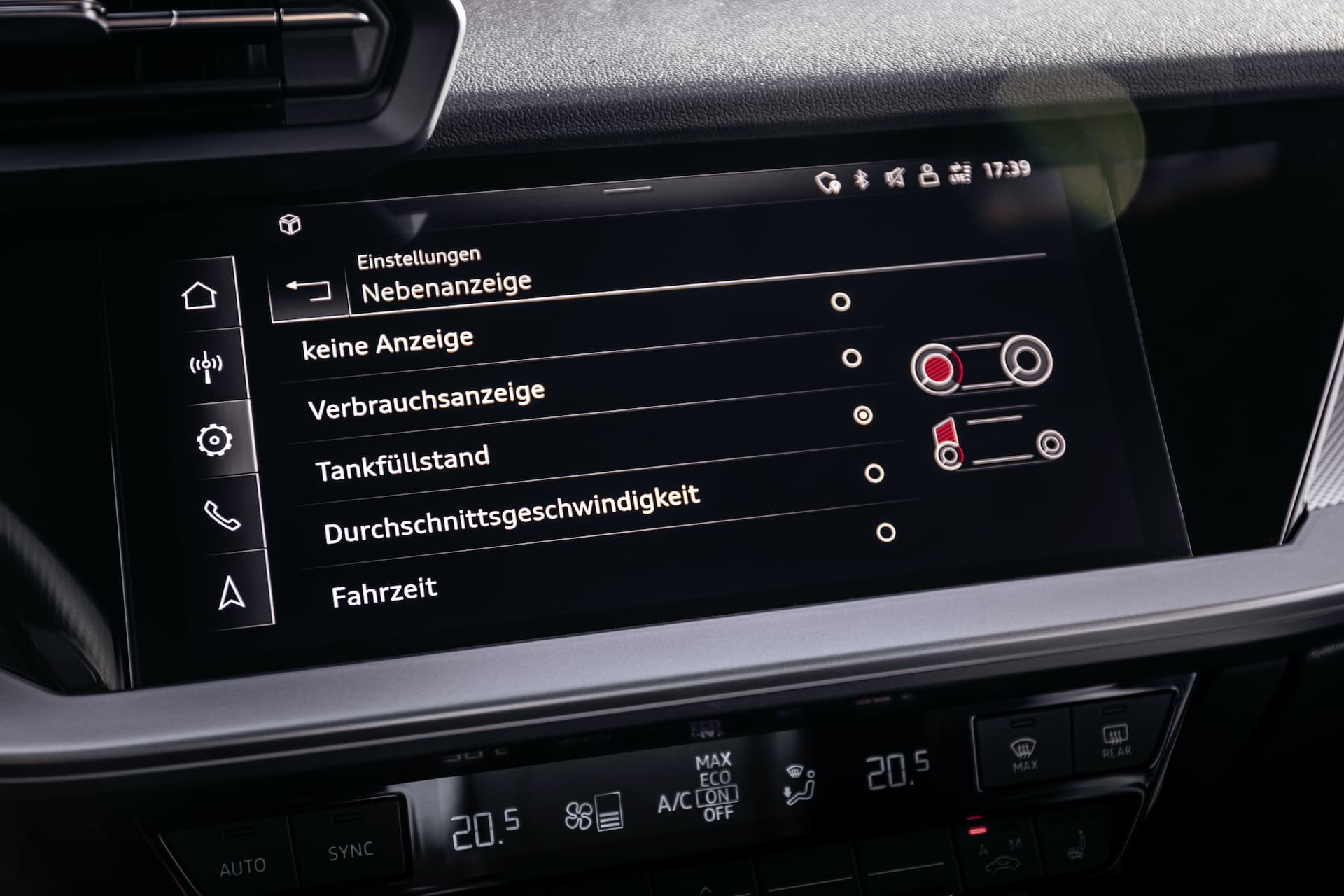 Pantalla táctil MMI del Audi A3 con menú de configuración visible.