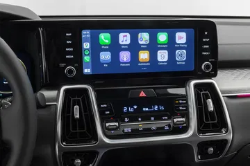Vista del sistema de infotainment del Kia Sorento, integración con apps móviles.