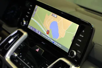 Vista del sistema de navegación y controles centrales del Kia Sorento.
