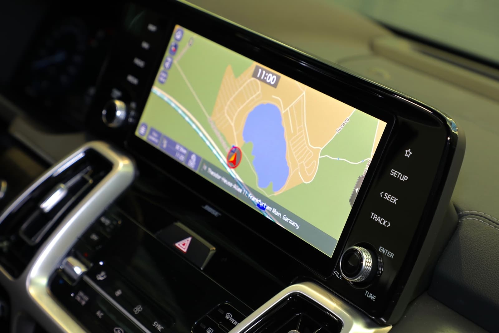 Vista del sistema de navegación y controles centrales del Kia Sorento.