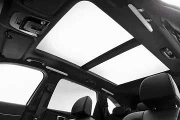 Vista del techo panorámico desde el interior del Kia Sorento, destacando su amplitud.