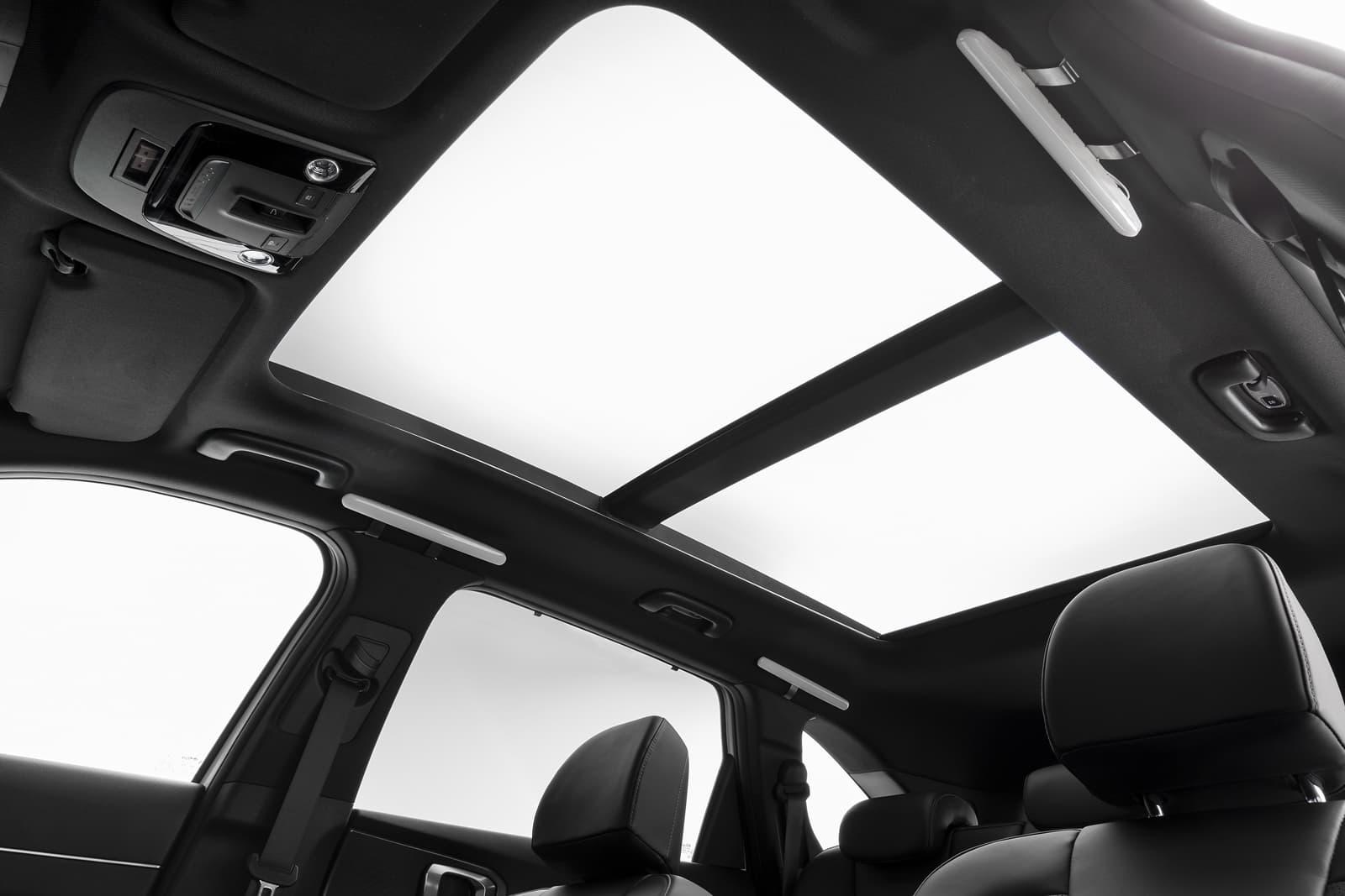 Vista del techo panorámico desde el interior del Kia Sorento, destacando su amplitud.