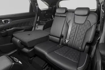 Vista lateral de los asientos traseros del Kia Sorento, mostrando tapicería y acabados.