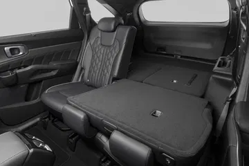 Vista de los asientos traseros plegados del Kia Sorento, optimizando el espacio.