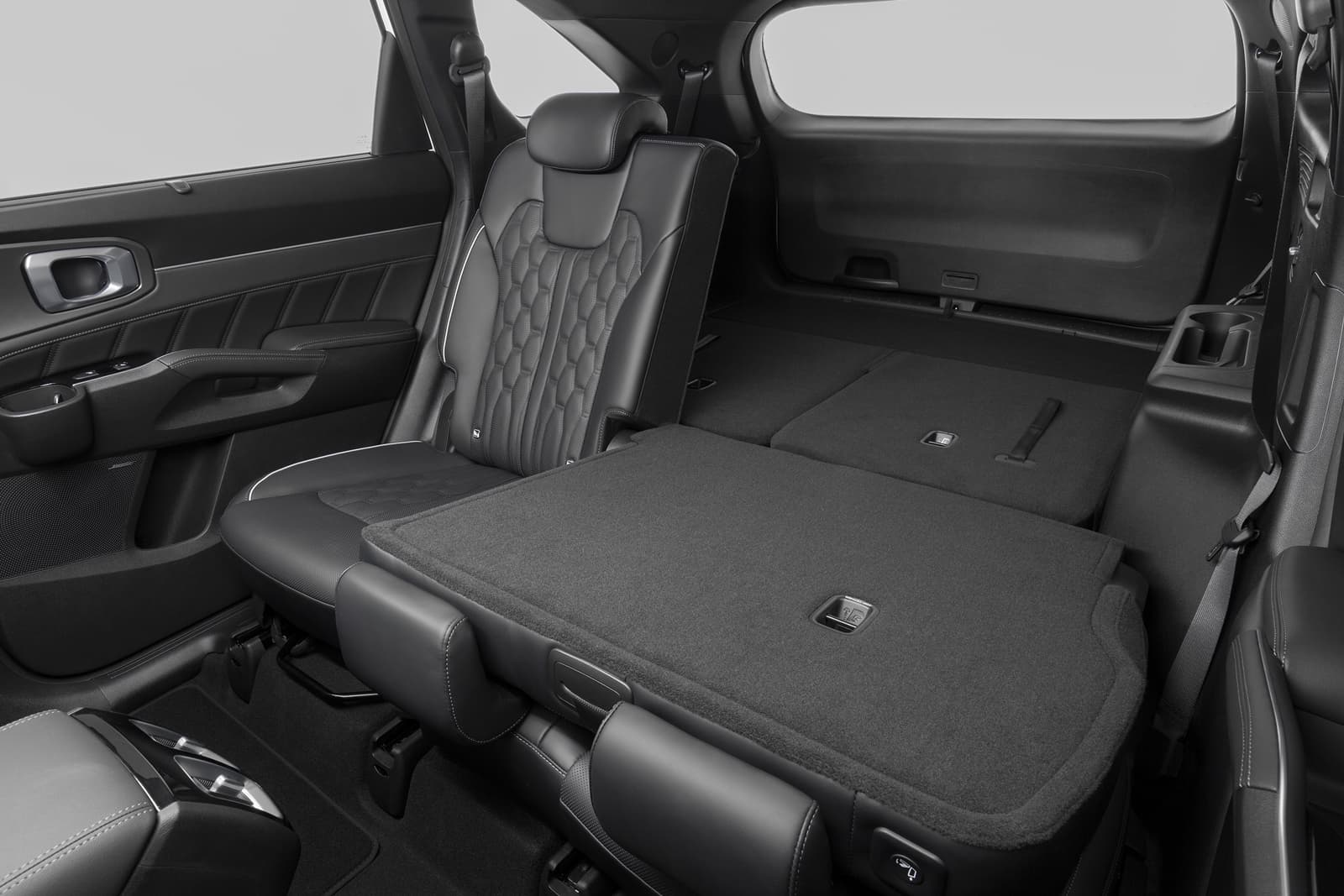 Vista de los asientos traseros plegados del Kia Sorento, optimizando el espacio.