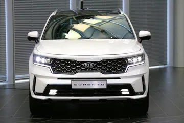 Vista frontal del Kia Sorento destacando su parrilla y faros