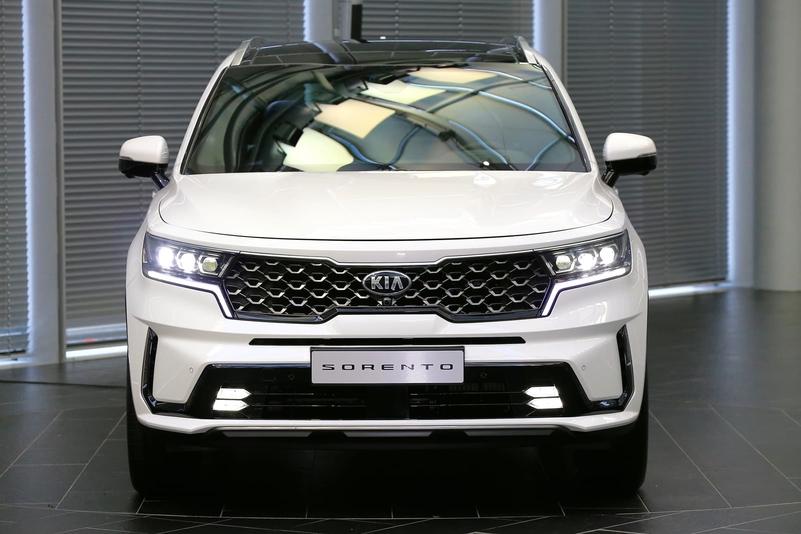 Vista frontal del Kia Sorento destacando su parrilla y faros