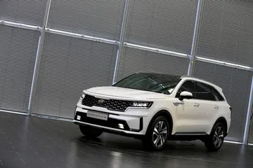 Kia Sorento mostrando su diseño frontal y perfil lateral.