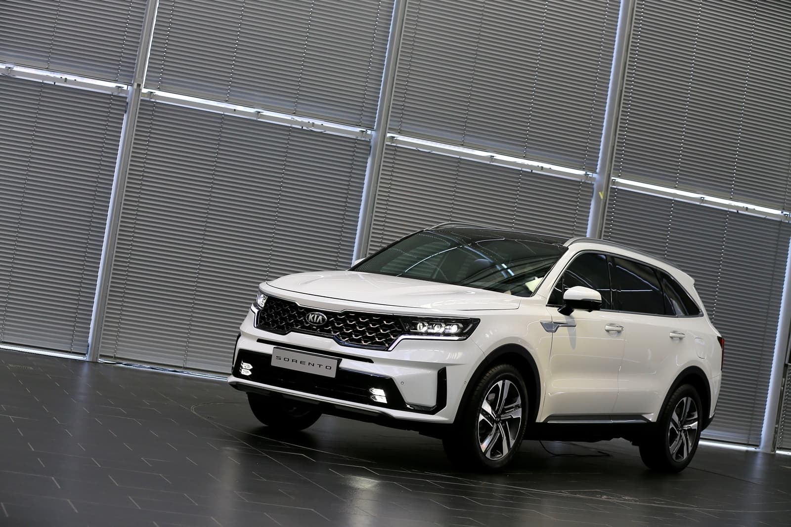 Kia Sorento mostrando su diseño frontal y perfil lateral.
