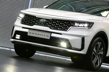 Fascia delantera destacando parrilla y faros del Kia Sorento
