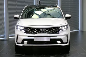 Vista frontal del Kia Sorento destacando su parrilla y ópticas.