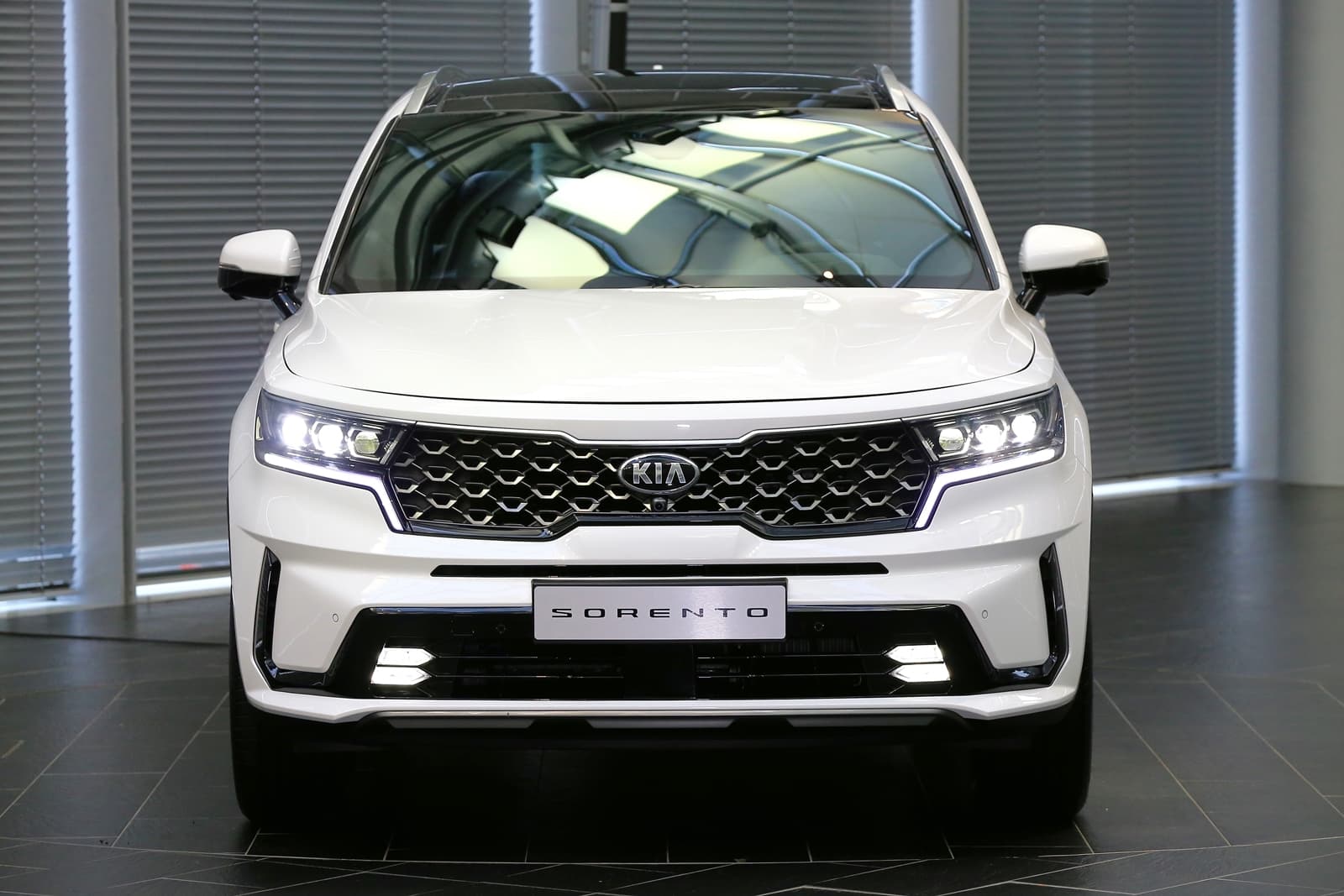 Vista frontal del Kia Sorento destacando su parrilla y ópticas.