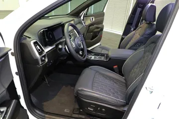 Vista lateral que muestra asientos y panel de control del Kia Sorento.