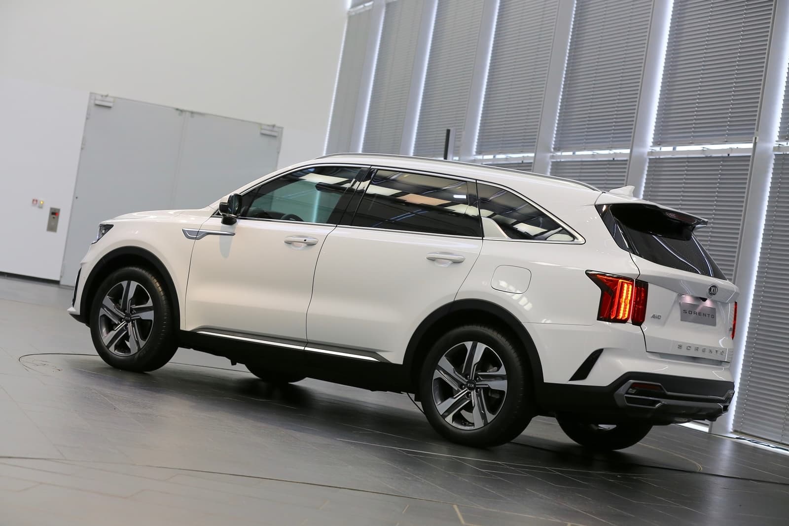 Vista lateral del Kia Sorento destacando su diseño aerodinámico