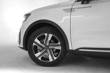 Vista lateral enfocando llanta y diseño de líneas del Kia Sorento.