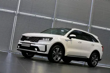 Vista lateral del Kia Sorento destacando su diseño aerodinámico y moderno.