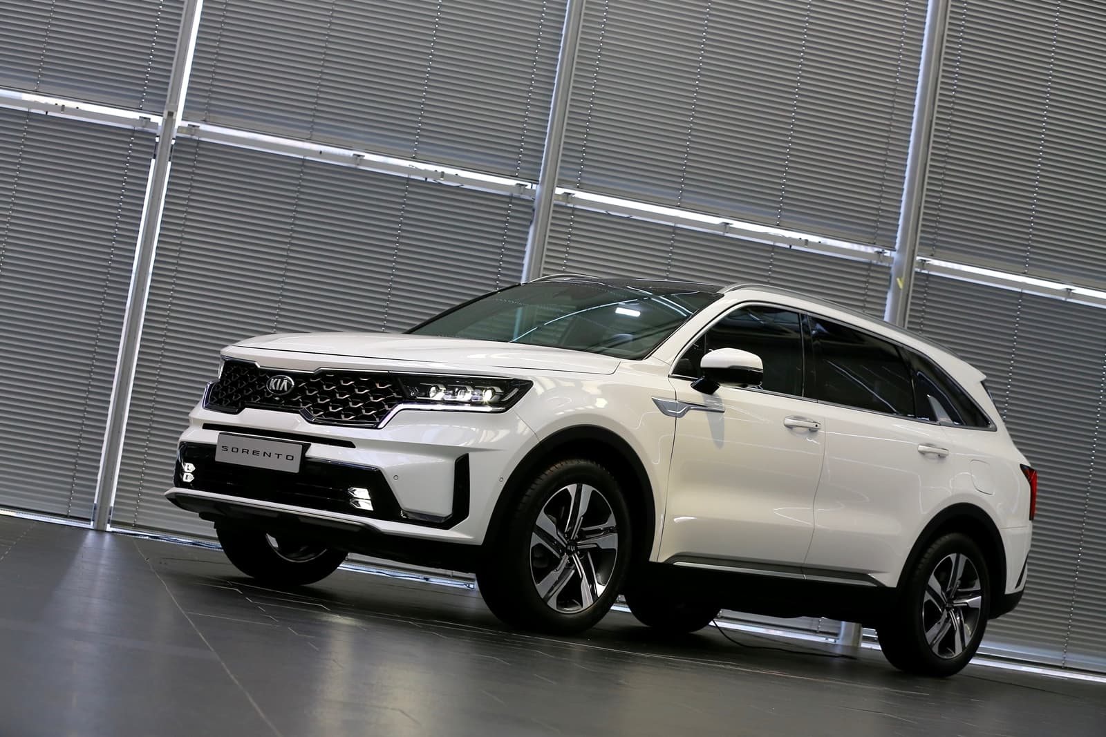 Vista lateral del Kia Sorento destacando su diseño aerodinámico y moderno.