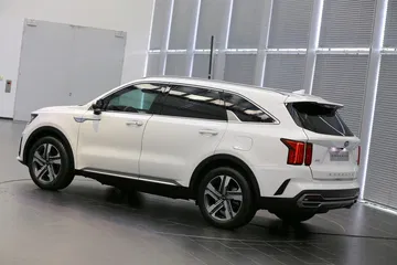 Vista angular trasera del Kia Sorento destacando su diseño y llantas.