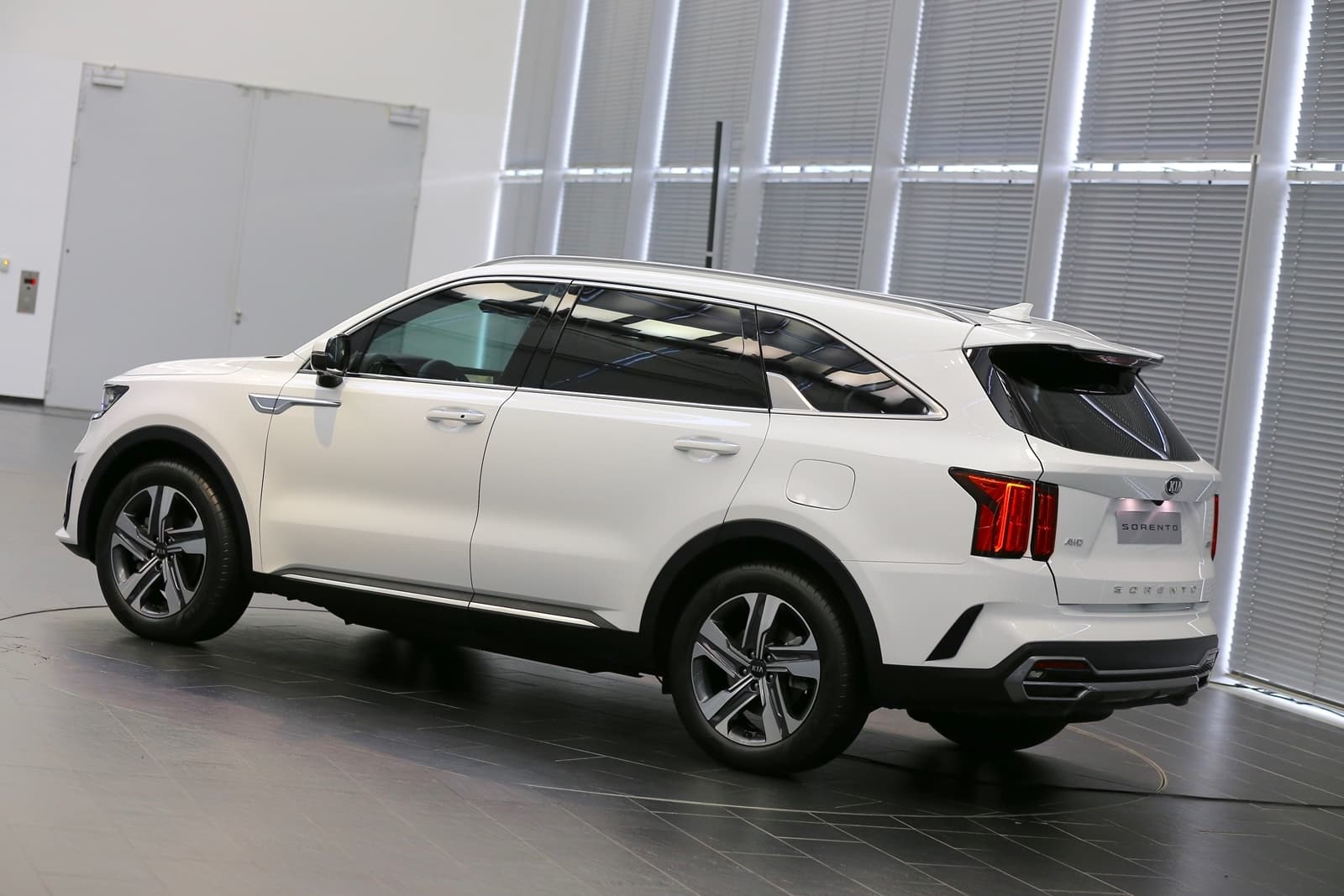Vista angular trasera del Kia Sorento destacando su diseño y llantas.