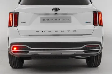 Imagen de la parte trasera del Kia Sorento, mostrando faros y diseño de parachoques.