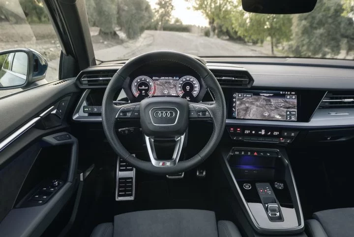 Vista del puesto de conducción del Audi A3 Sportback con énfasis en el volante.