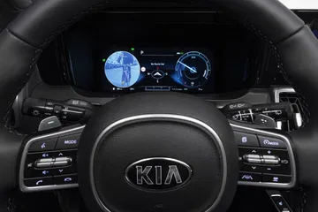 Volante multifunción y panel de instrumentos digital del Kia Sorento.