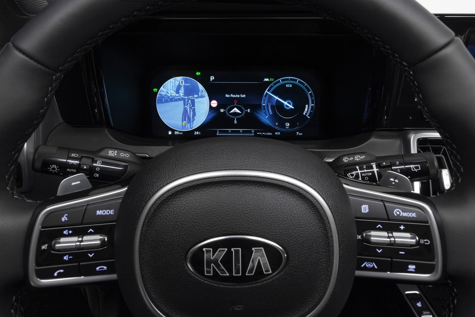 Volante multifunción y panel de instrumentos digital del Kia Sorento.