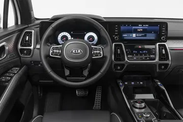 Vista del volante e instrumentación del Kia Sorento, detalle y acabados.